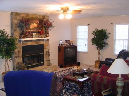 5448 Highfields Road Roanoke, VA 24018 - Photo 3 of 7 Family Room