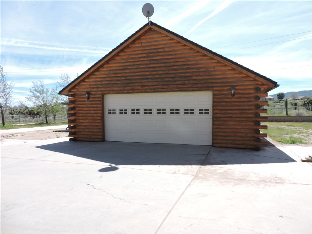 5480 Sunnyslope Road Phelan, CA 92371 - Photo 15 of 47 a view of a entrance gate of the house