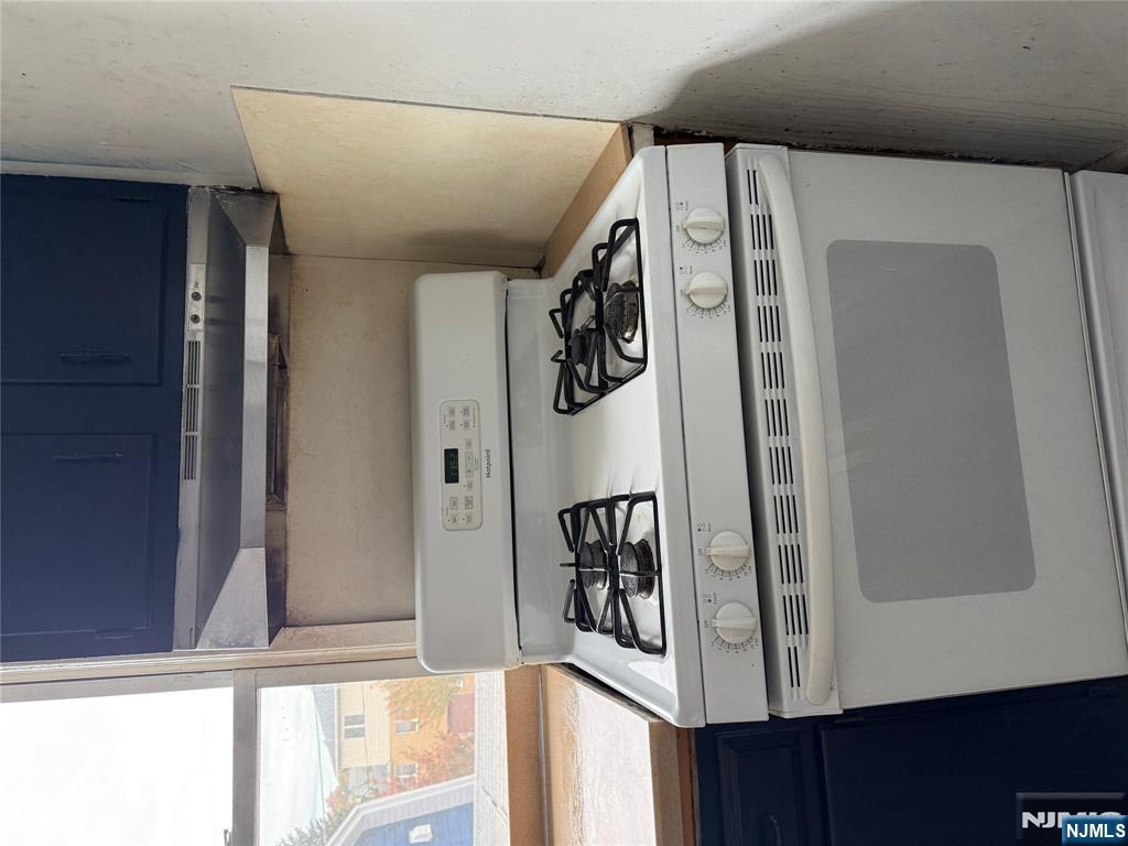 129 Orient Way, Unit 2 Lyndhurst, NJ 07071 - Photo 8 of 29 a close view of stove top oven