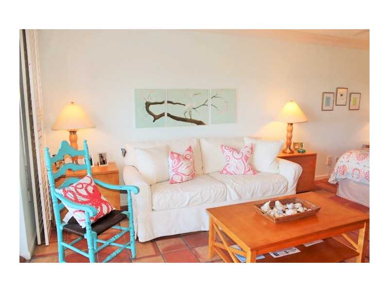 400 Beach Road, Unit 141 Vero Beach, FL 32963 - Photo 6 of 11 a bedroom with a bed and lamp