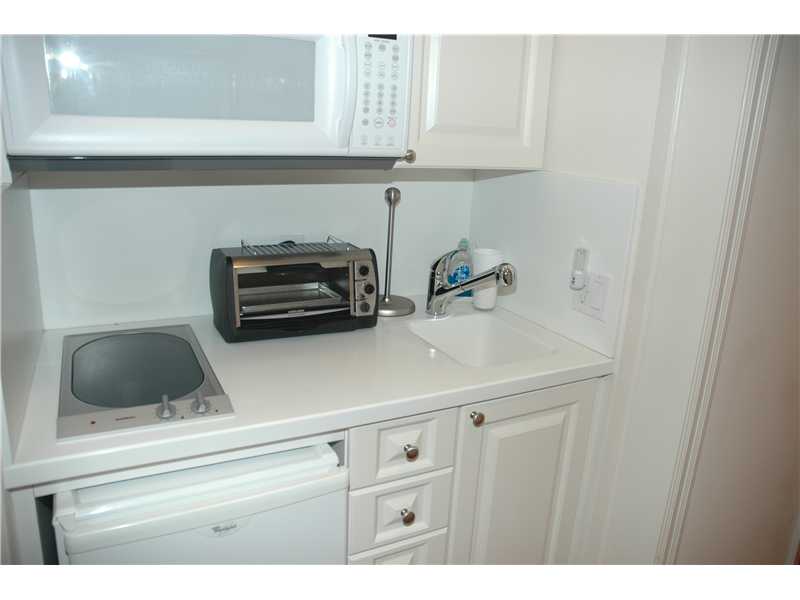 400 Beach Road, Unit 141 Vero Beach, FL 32963 - Photo 7 of 11 a kitchen with a sink and cabinets