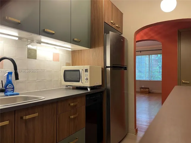 $2,200 | 1571 Pennsylvania Avenue, Unit 4S, Miami Beach, FL 33139