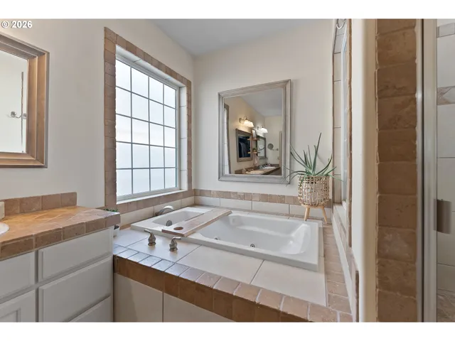 $590,000 | 2402 Northwest Canterbury Drive, Roseburg, OR 97471