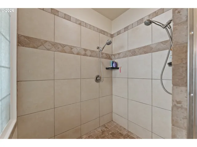 $590,000 | 2402 Northwest Canterbury Drive, Roseburg, OR 97471