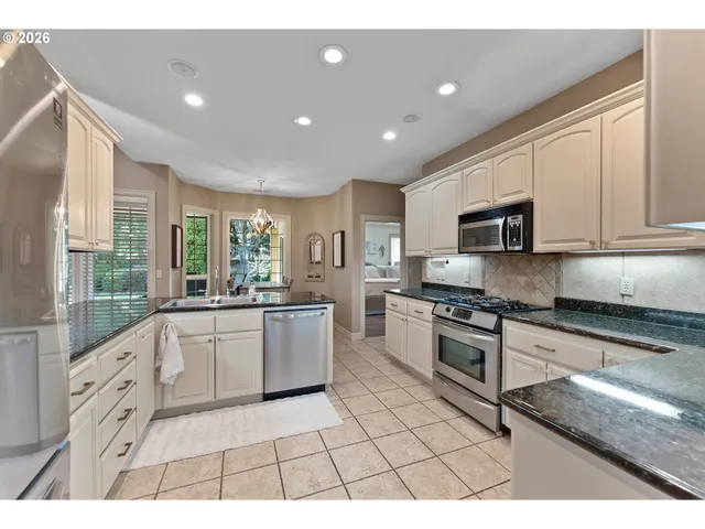 $590,000 | 2402 Northwest Canterbury Drive, Roseburg, OR 97471