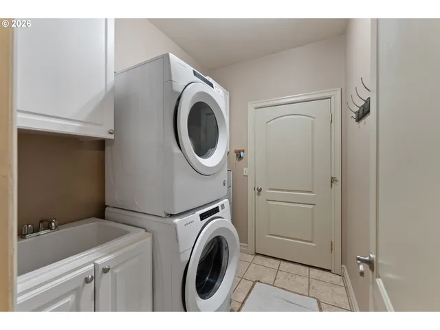 $590,000 | 2402 Northwest Canterbury Drive, Roseburg, OR 97471