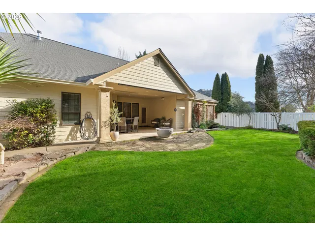 $590,000 | 2402 Northwest Canterbury Drive, Roseburg, OR 97471