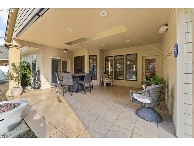 $590,000 | 2402 Northwest Canterbury Drive, Roseburg, OR 97471