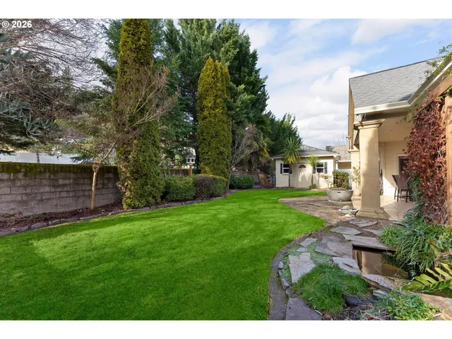 $590,000 | 2402 Northwest Canterbury Drive, Roseburg, OR 97471