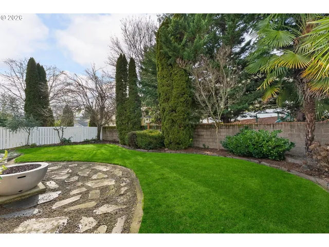 $590,000 | 2402 Northwest Canterbury Drive, Roseburg, OR 97471