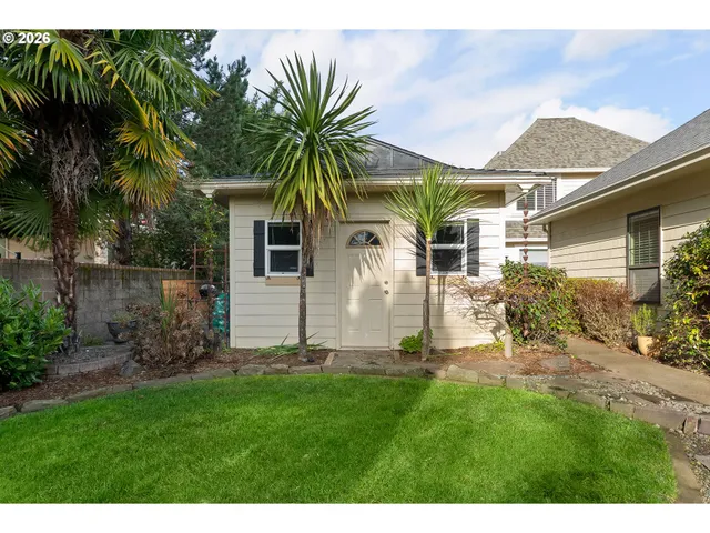 $590,000 | 2402 Northwest Canterbury Drive, Roseburg, OR 97471