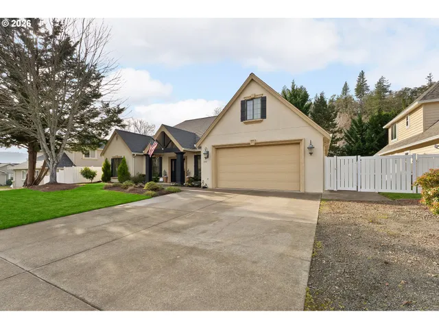 $590,000 | 2402 Northwest Canterbury Drive, Roseburg, OR 97471