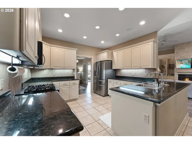 $590,000 | 2402 Northwest Canterbury Drive, Roseburg, OR 97471