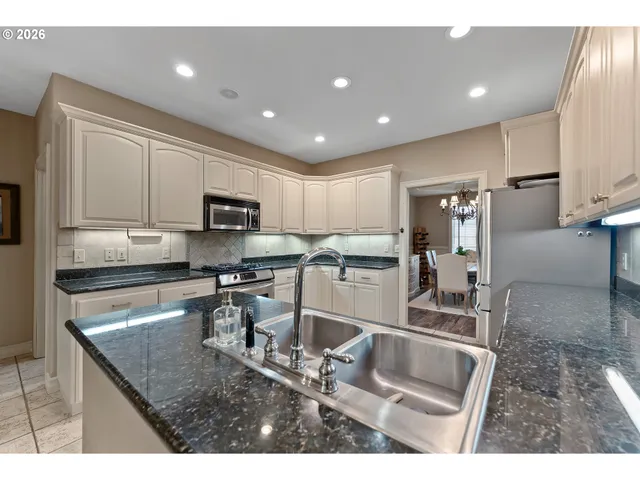 $590,000 | 2402 Northwest Canterbury Drive, Roseburg, OR 97471