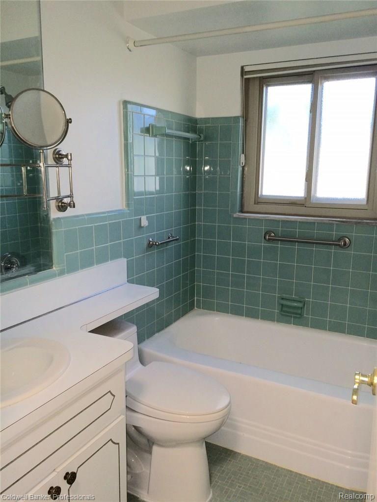 868 North Adams Road, Unit 37 Birmingham, MI 48009 - Photo 11 of 23 bathroom.jpg