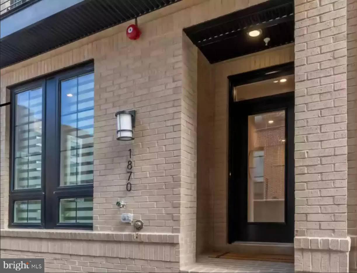 1870 Easterly Road Reston, VA 20190 - Photo 2 of 33 a front view of a house with shower