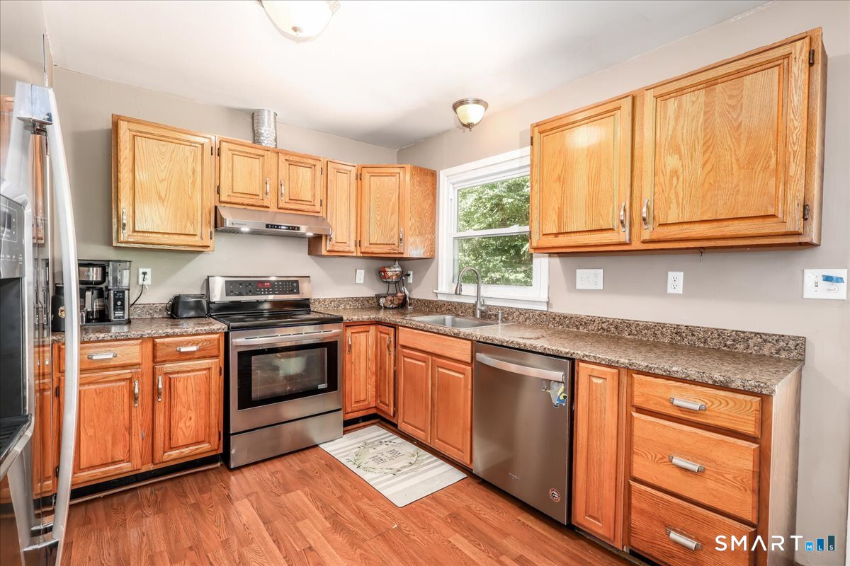186 Flood Bridge Road Southbury, CT 06488 - Photo 11 of 35 This cheerful kitchen is filled with sunlight!