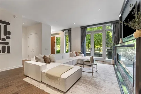 $2,319,000 | 194 North Park Drive, Chicago, IL 60601