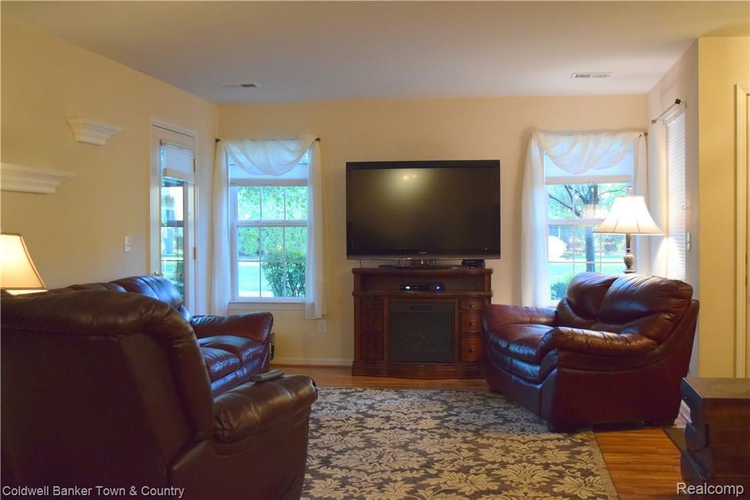 4175 Hampton Ridge Boulevard, Unit 39 Howell, MI 48843 - Photo 3 of 15 Living room.jpg