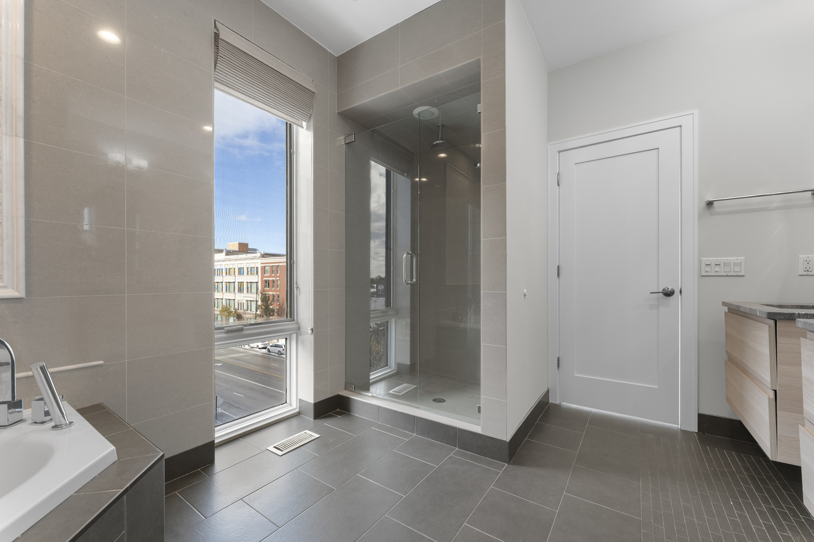 1555 North Talman Avenue, Unit 3F Chicago, IL 60622 - Photo 25 of 37 a view of a hallway with a bathroom