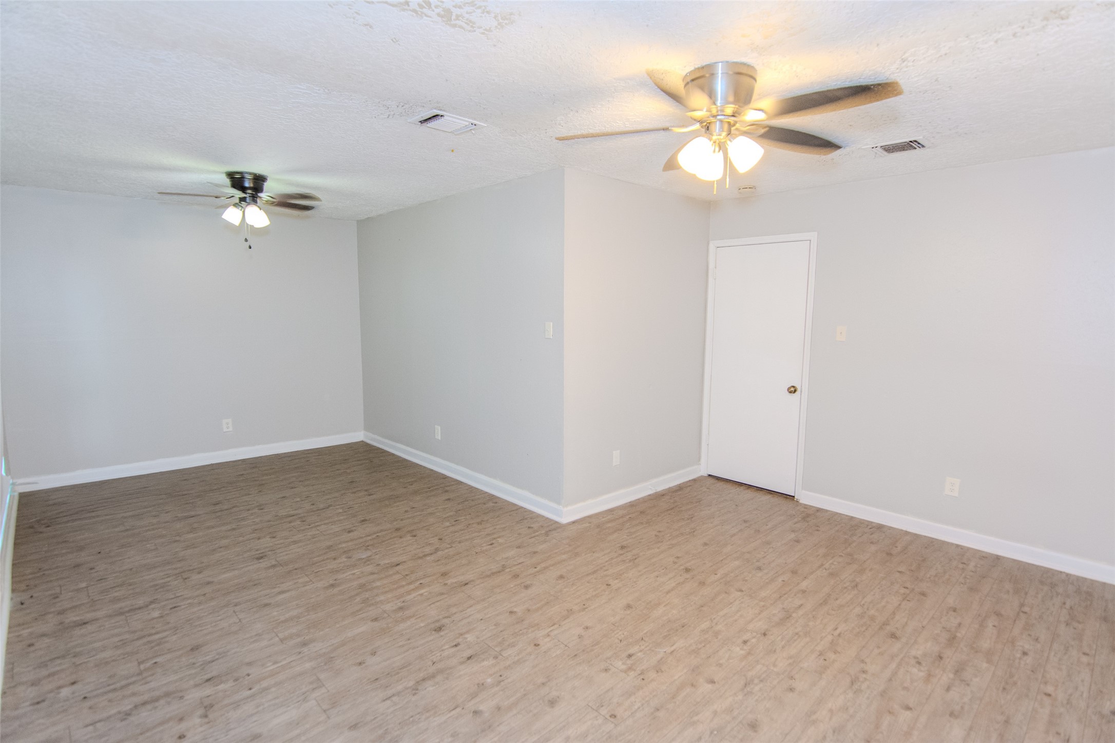 116 White Cedar Street Houston, TX 77015 - Photo 10 of 13 Primary Bedroom with En Suite Bathroom
