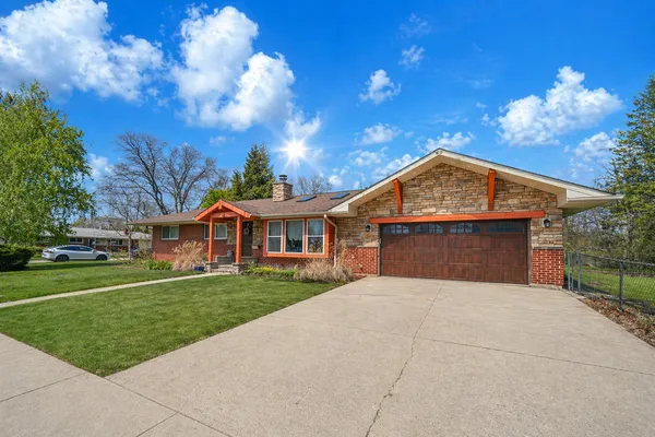 $575,000 | 256 West Kathleen Drive, Des Plaines, IL 60016