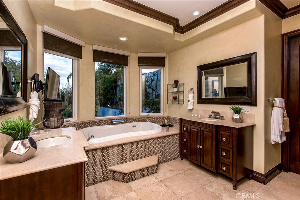 1441 Robmar Drive Beverly Hills, CA 90210 - Photo 33 of 42 a spacious bathroom with a tub sink and mirror