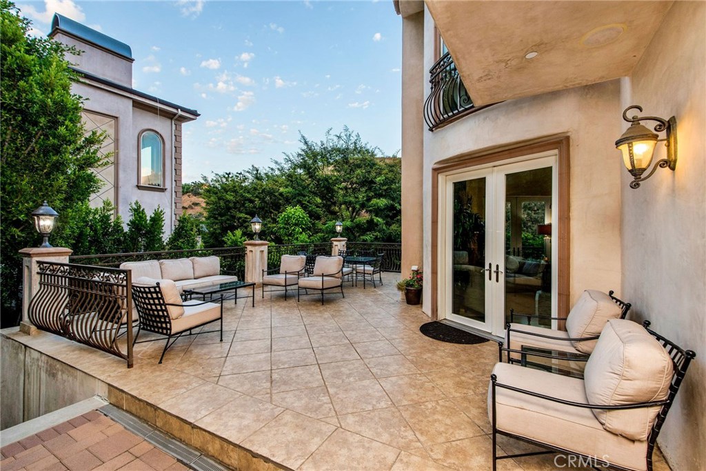 1441 Robmar Drive Beverly Hills, CA 90210 - Photo 9 of 42 a view of a patio with table and chairs and potted plants