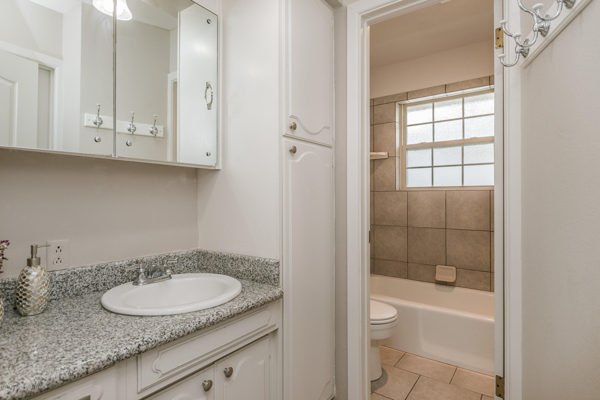 7200 Jameson Road Amarillo, TX 79106 - Photo 23 of 31 Hall Bathroom