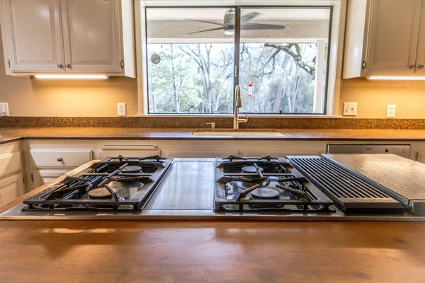a view of empty room with a ceiling fan