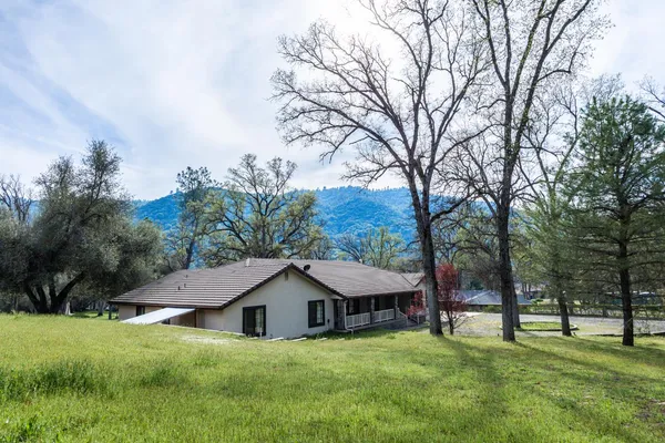 $629,800 | 45344 South Oakview Drive, Oakhurst, CA 93644