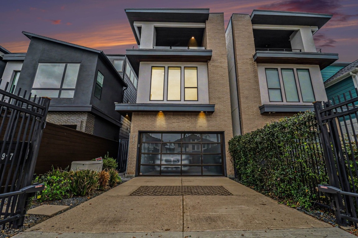 Enjoy premier city living just minutes from Downtown Houston in the highly sought-after Montrose area. This diverse and dynamic neighborhood blends historic charm with modern energy, offering boutique shopping, coffee houses, acclaimed restaurants, and lively nightlife—all within a walkable setting.