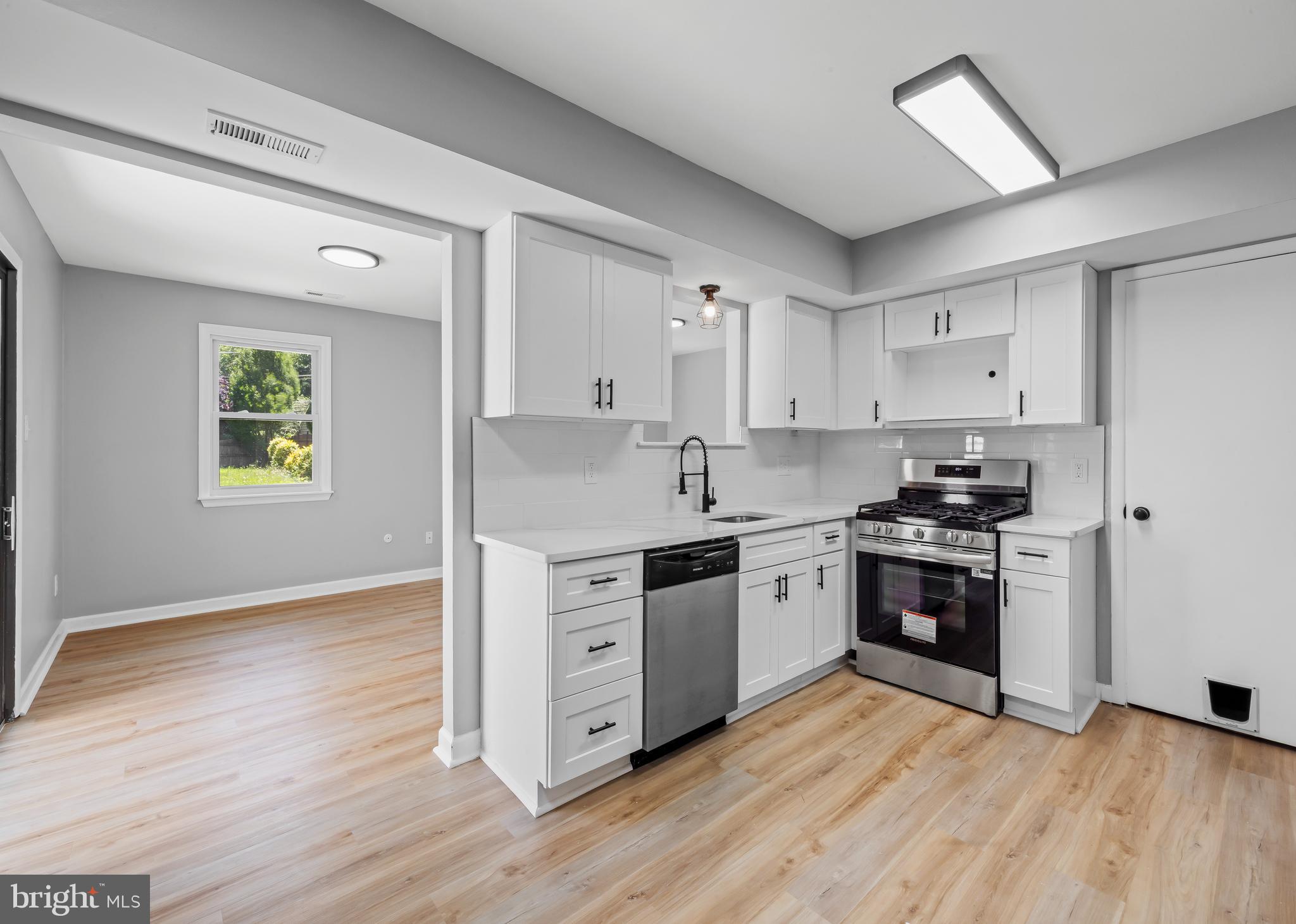6 Heron Place Clementon, NJ 08021 - Photo 7 of 29 a kitchen with granite countertop a stove a sink dishwasher and a refrigerator