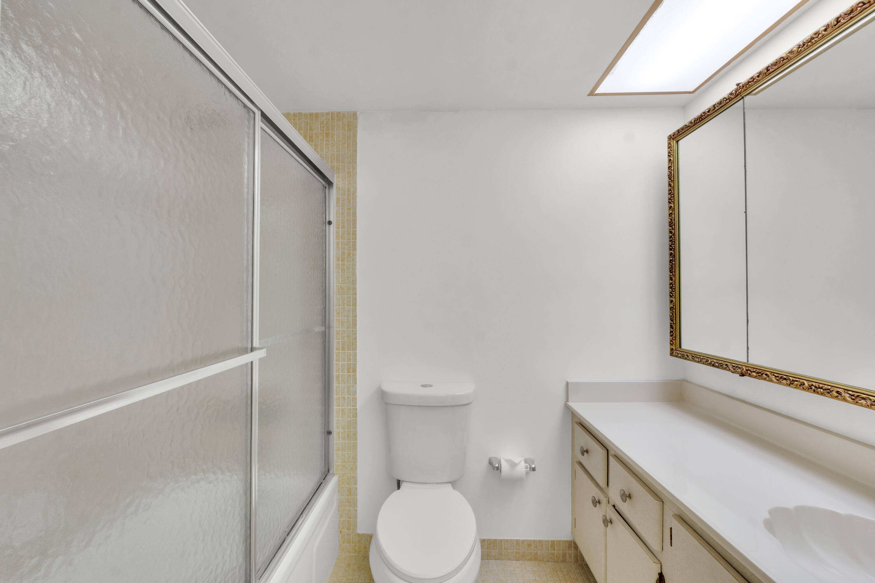 301 Cambridge Road, Unit 202 Hollywood, FL 33024 - Photo 22 of 38 Primary Bathroom