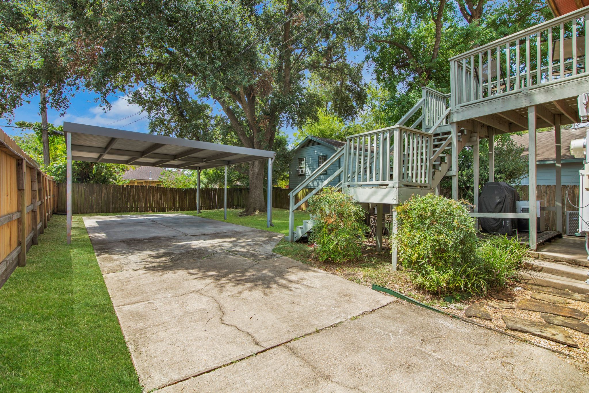 1432 Godwin Street Houston, TX 77023 - Photo 38 of 40 a front view of a house with garden