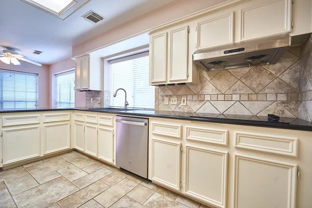 $2,350 | 5022 Moss Run Drive, Missouri City, TX 77459