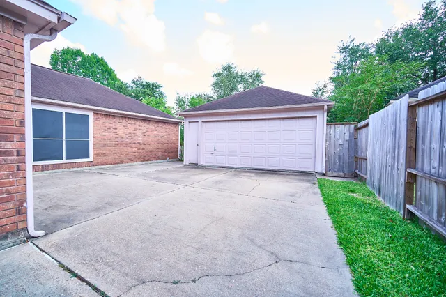 $2,350 | 5022 Moss Run Drive, Missouri City, TX 77459
