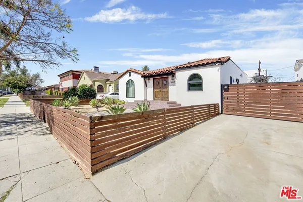 $949,000 | 1607 West 85th Street, Los Angeles, CA 90047