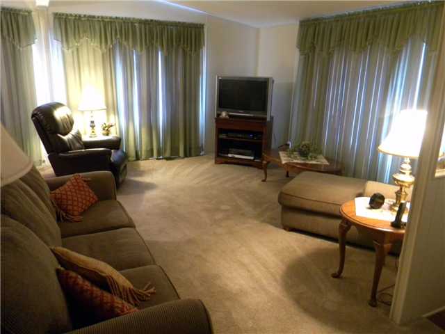 650 South Rancho Santa Fe Road, Unit 91 San Marcos, CA 92078 - Photo 8 of 24 Spacious living room with vaulted ceilings!