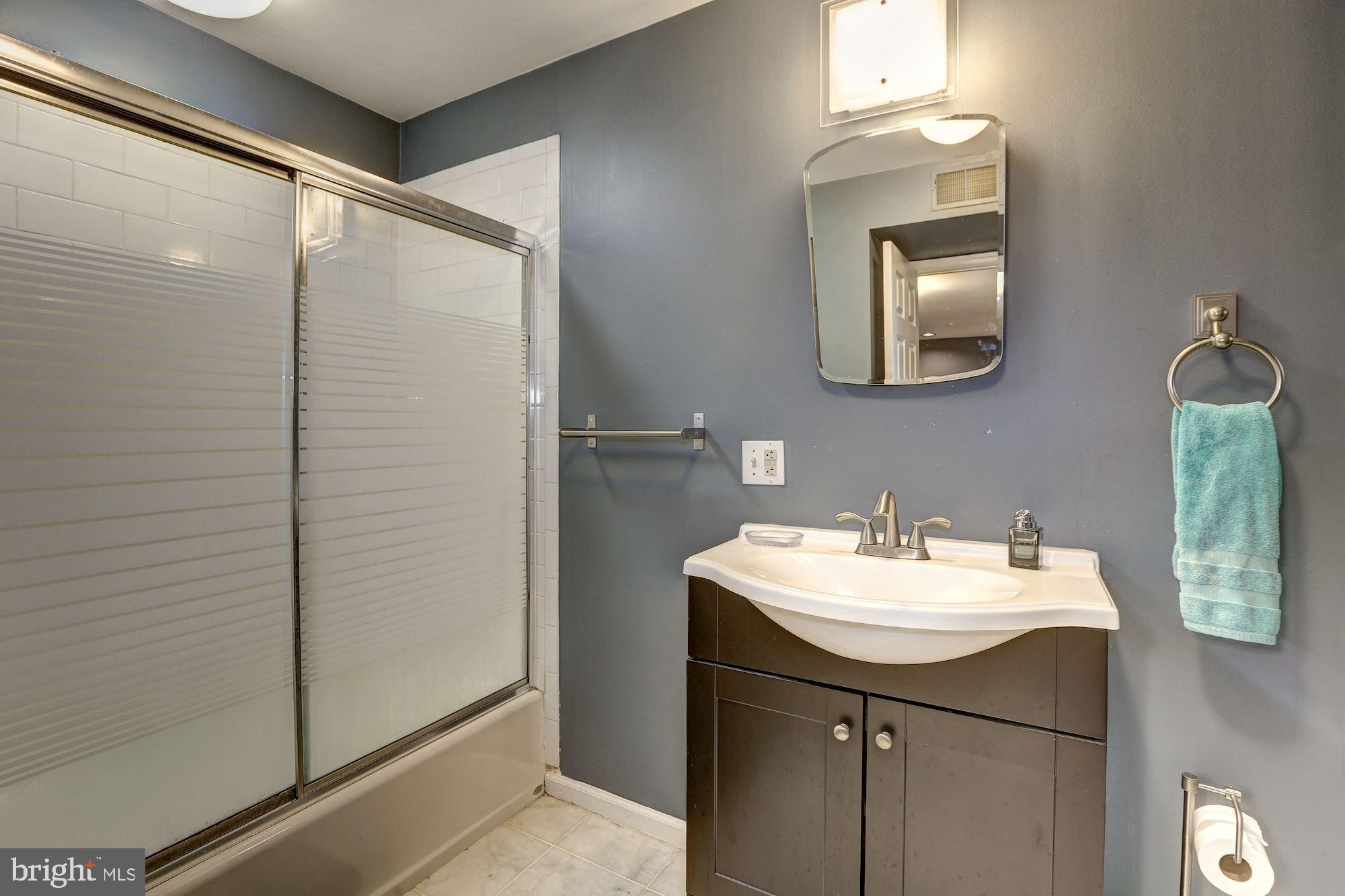 421 T Street Northwest Washington, DC 20001 - Photo 15 of 39 Unit 2 - Full Bath