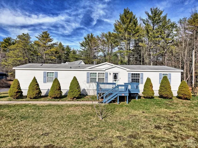 an outdoor space with lots of plants and green space