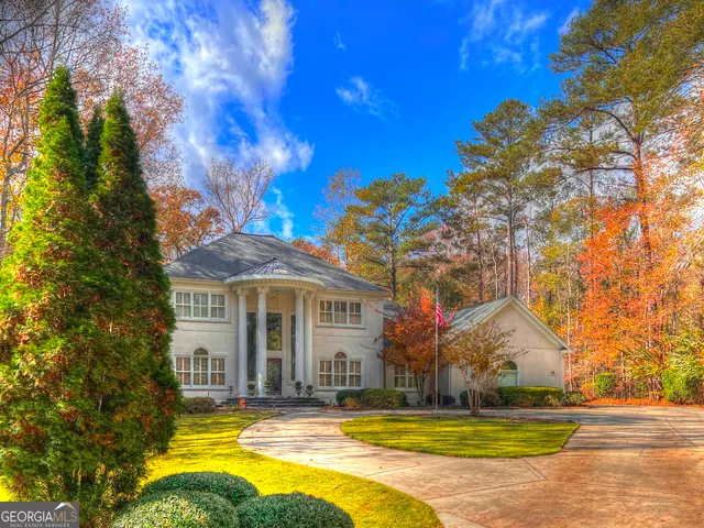a view of an entryway with a workspace