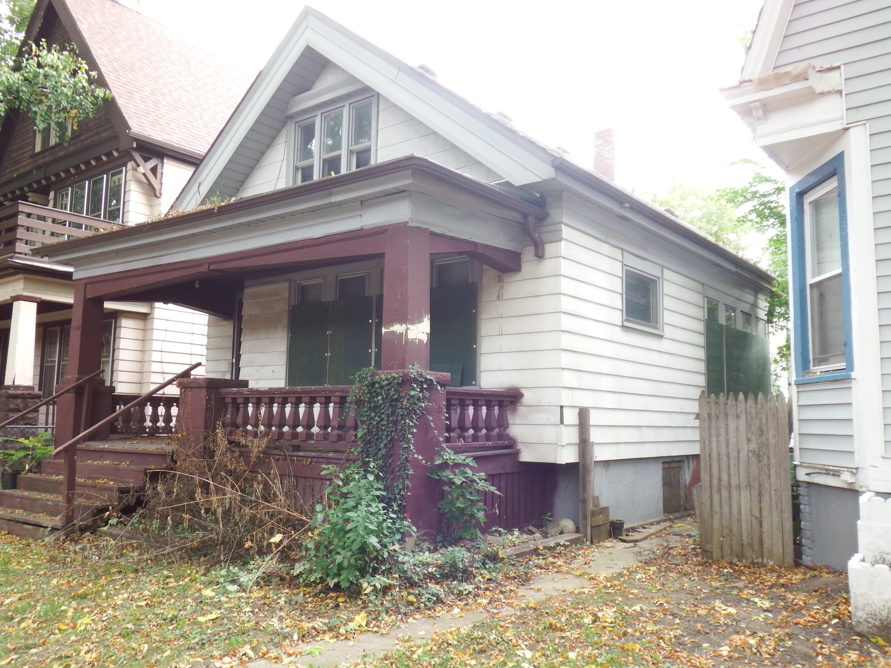 2424 North 44th Street Milwaukee, WI 53210 - Photo 2 of 12 side view