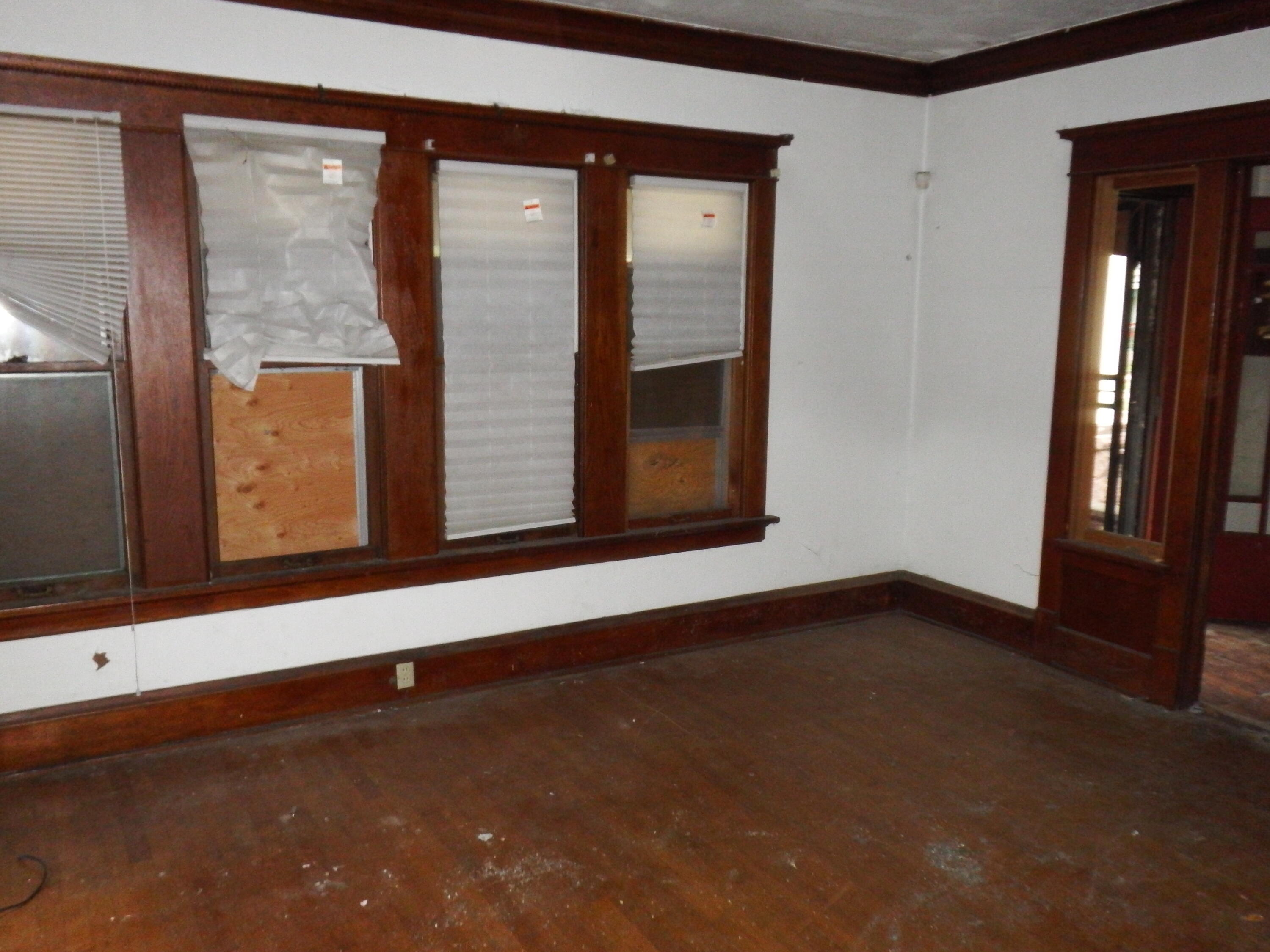 2424 North 44th Street Milwaukee, WI 53210 - Photo 4 of 12 living room