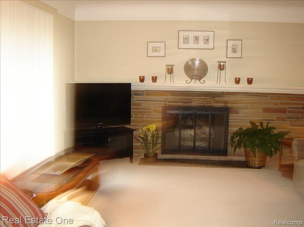32580 Hearthstone Road Farmington, MI 48334 - Photo 4 of 20 FAMILY ROOM