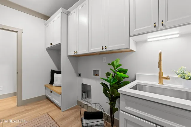 $999,500 | 5910 John Drive, Greenback, TN 37742