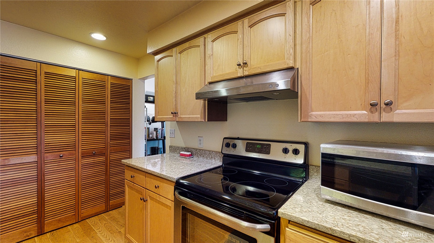 8516 196th Street Southwest Edmonds, WA 98026 - Photo 9 of 34 Gallery Image 9