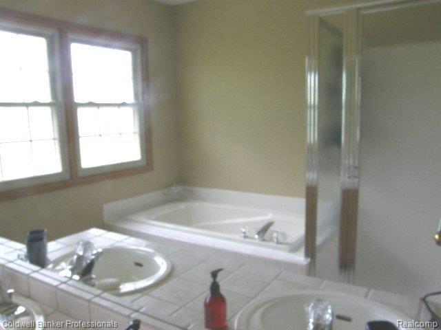 44803 Danbury Road Canton, MI 48188 - Photo 14 of 24 14 Mstr Tub-Shwr