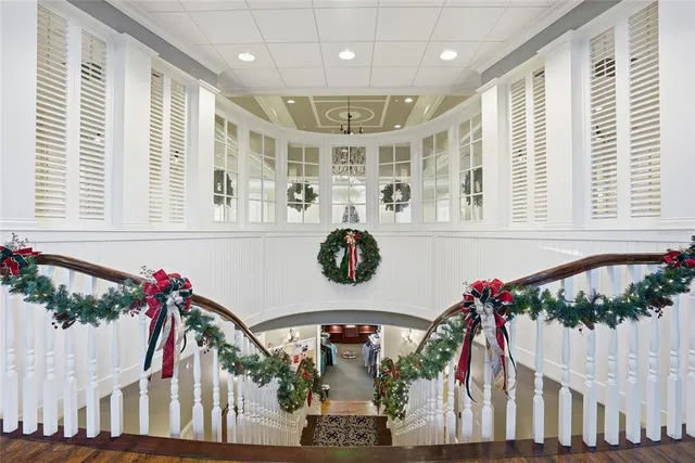 a view of entryway with a flower pot