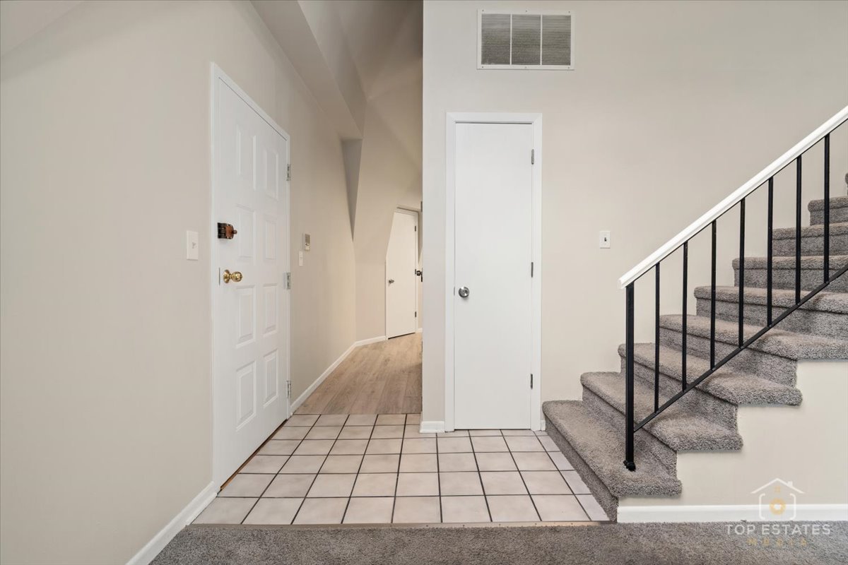 414 Franklin Avenue, Unit 3A River Forest, IL 60305 - Photo 4 of 29 a view of a hallway with wooden floor and staircase